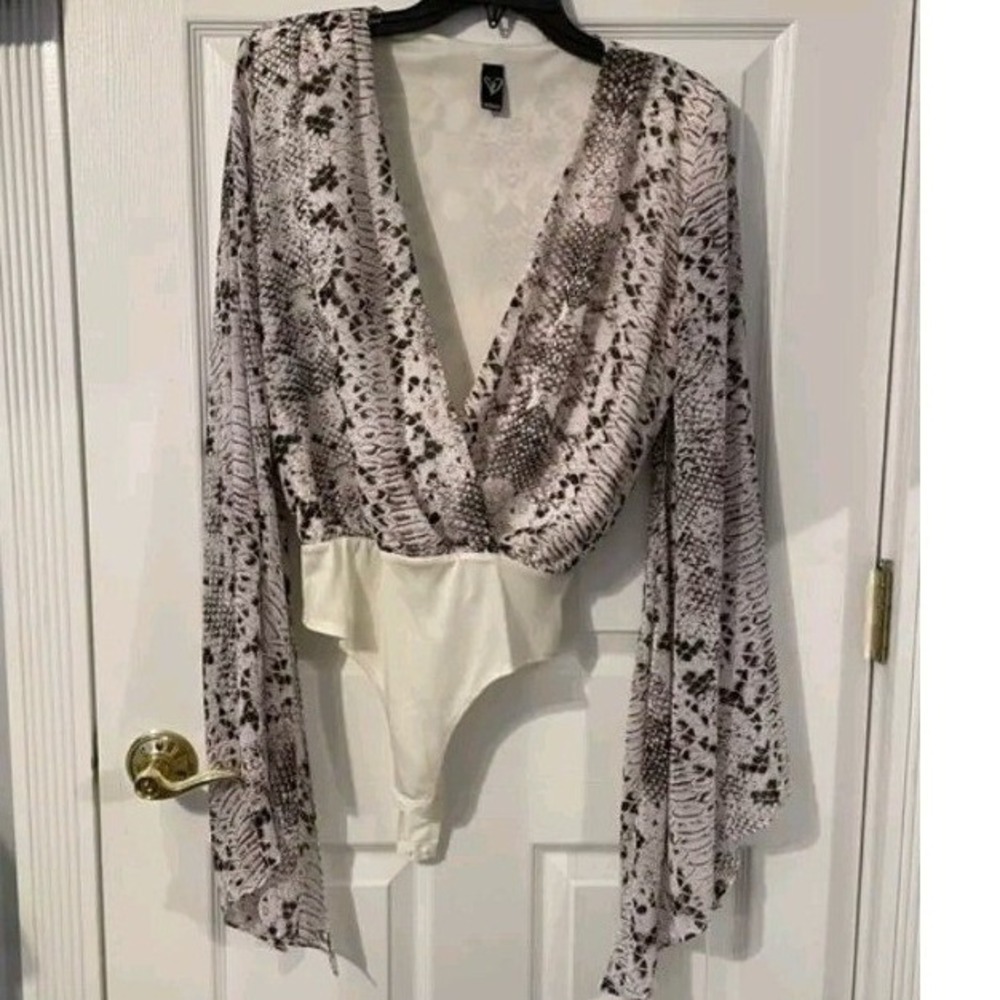 Symphony Snakeskin Bodysuit Top Womens Cape Sleeve Deep V Neck Size Small - Picture 2 of 11